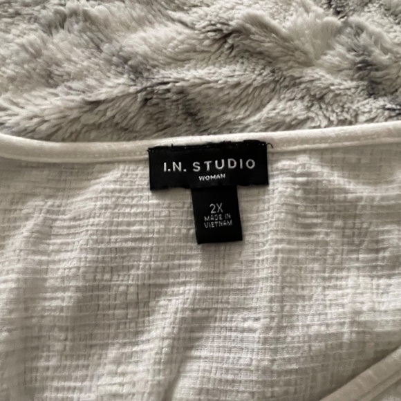 I. N. Studio Top Womens white with lace, plus size 1X - Picture 4 of 4